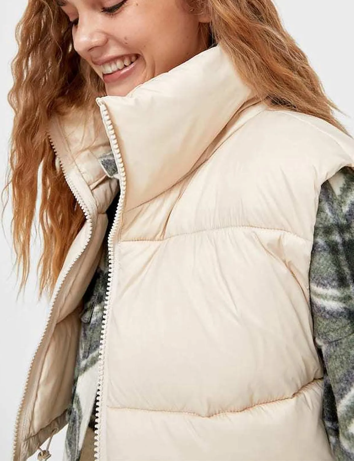 Daacee Women's Lightweight Winter Crop Puffer Vest Warm Sleeveless Zip Up Stand Collar Padded Gilet